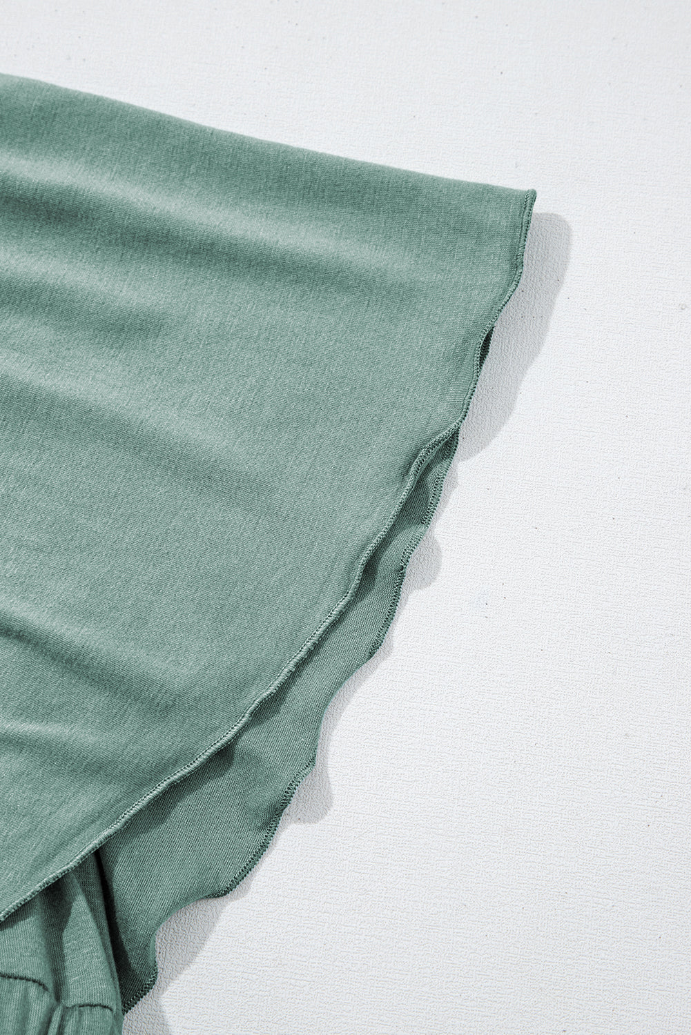 Vestido largo verde texturizado con escote en V y mangas onduladas con volantes