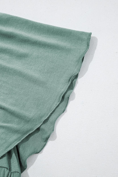 Vestido largo verde texturizado con escote en V y mangas onduladas con volantes