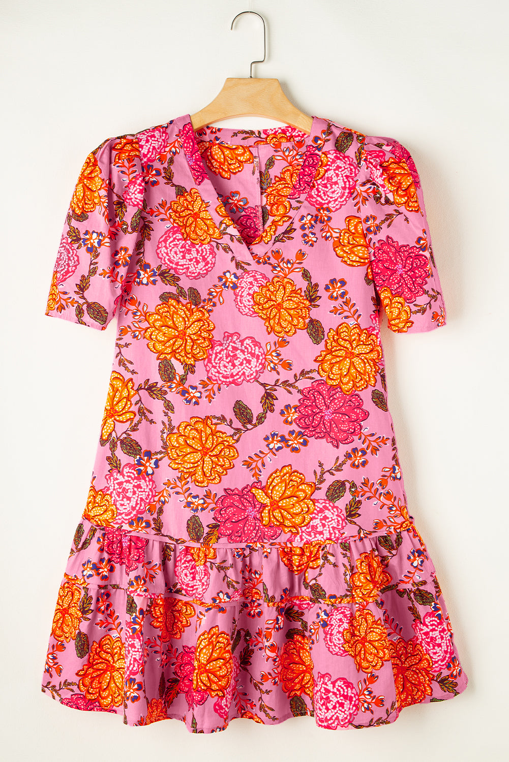 Vestido mini con volantes, cuello en V y mangas abullonadas con flores rosas