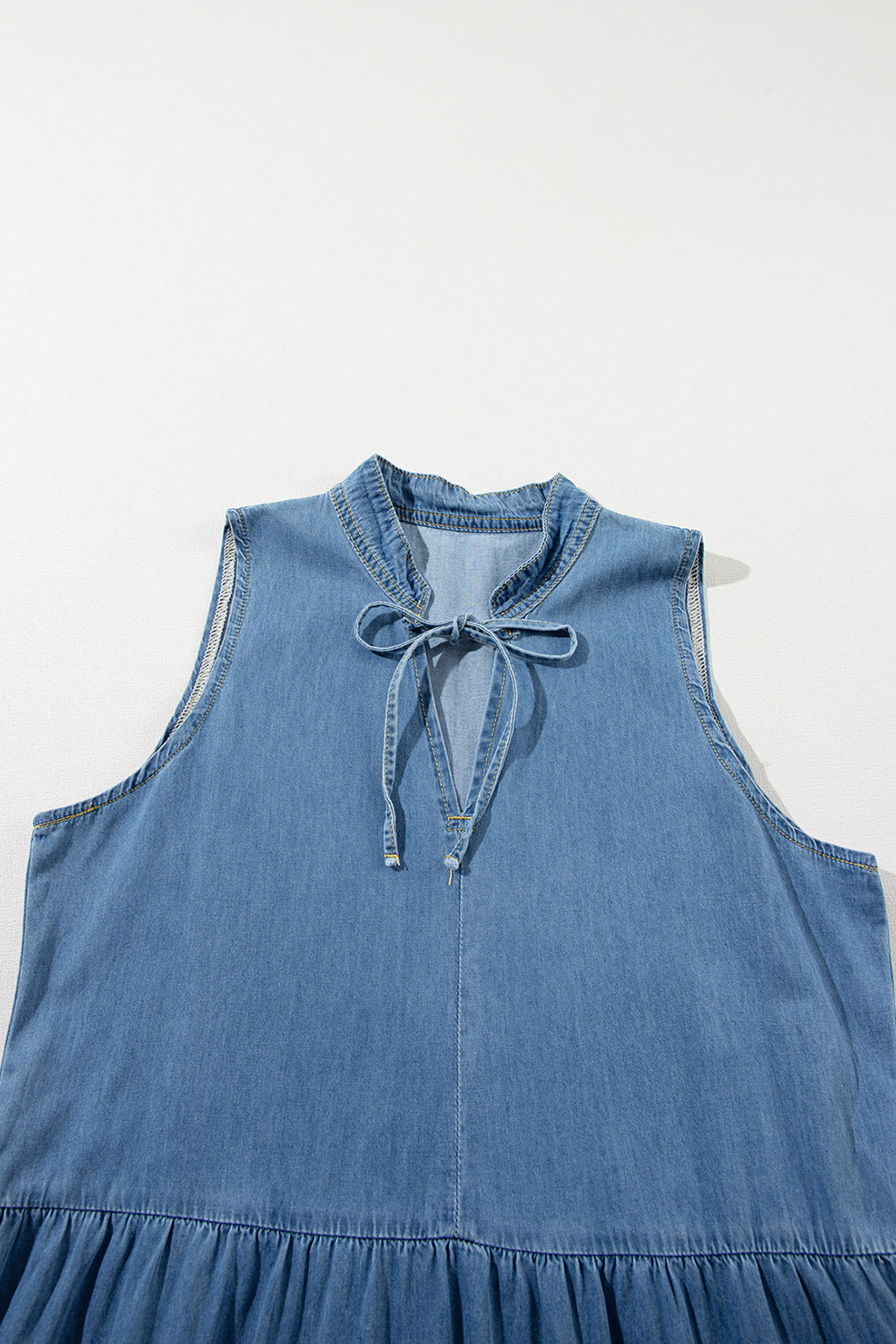Vestido largo de chambray azul sin mangas y escalonado