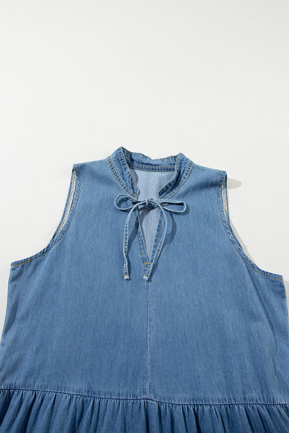 Vestido largo de chambray azul sin mangas y escalonado