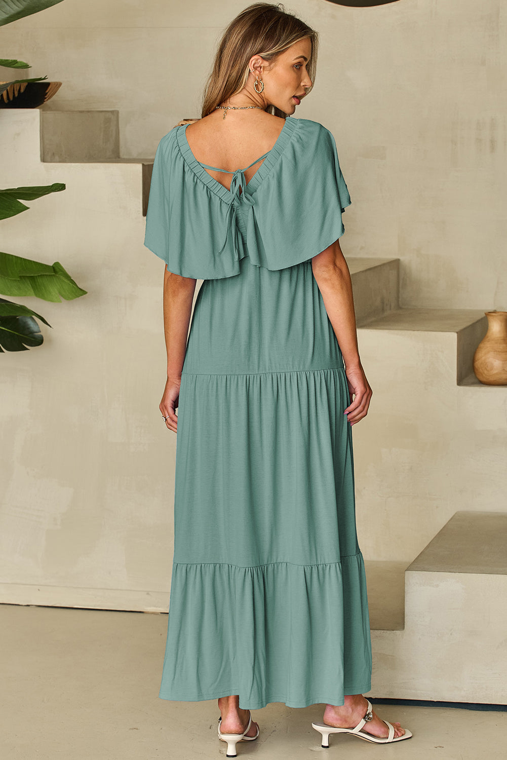 Vestido largo verde texturizado con escote en V y mangas onduladas con volantes