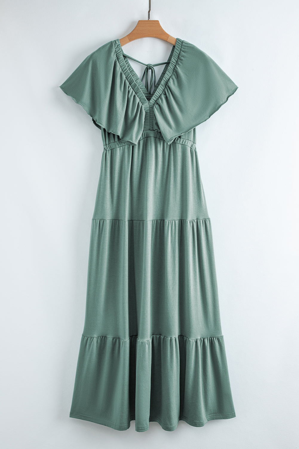 Vestido largo verde texturizado con escote en V y mangas onduladas con volantes
