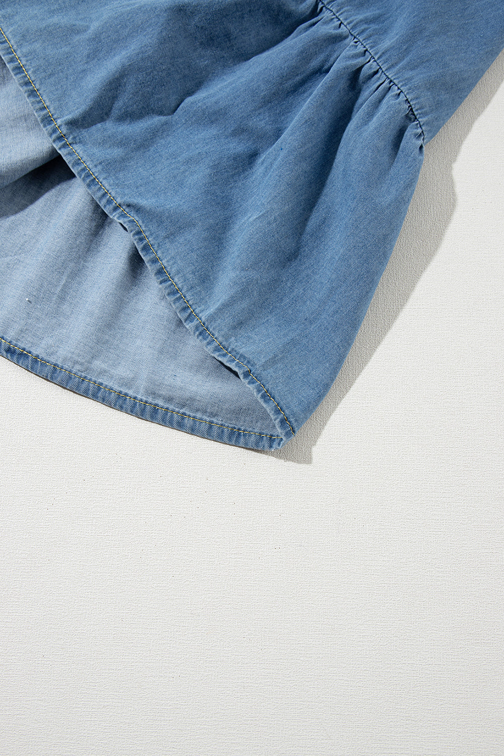 Vestido largo de chambray azul sin mangas y escalonado