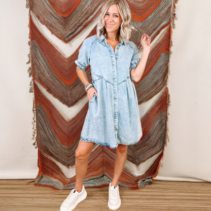 Vestido vaquero abotonado de manga corta con volantes y lavado mineral en azul Beau
