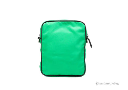 Bolso bandolera pequeño Versace de nailon verde brillante mate con Medusa