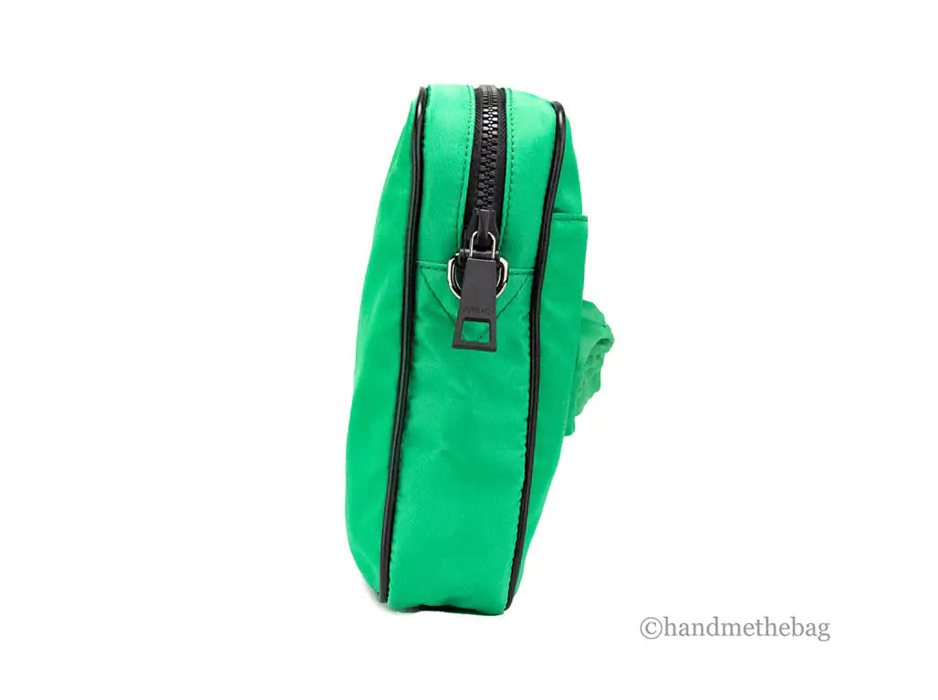 Bolso bandolera pequeño Versace de nailon verde brillante mate con Medusa
