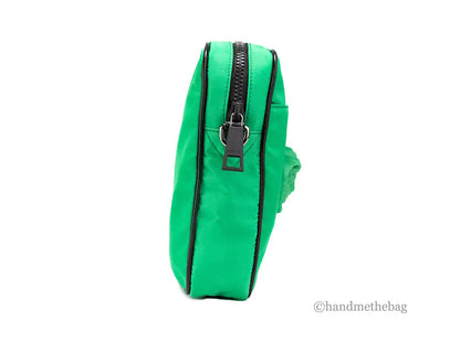 Bolso bandolera pequeño Versace de nailon verde brillante mate con Medusa