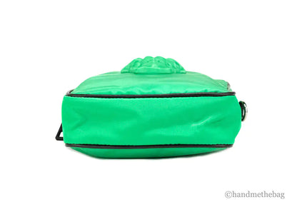 Bolso bandolera pequeño Versace de nailon verde brillante mate con Medusa